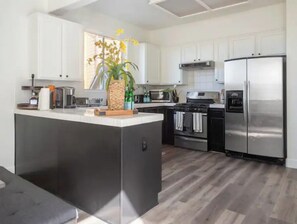 Refrigerador, microondas, horno y parrilla de estufa 