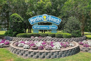 Property grounds - 2BR Seaside retreat w/ balcony, beach access,pools (North Myrtle Beach)