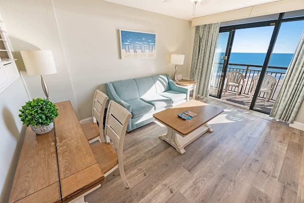 Living Room with Stunning Views☀️