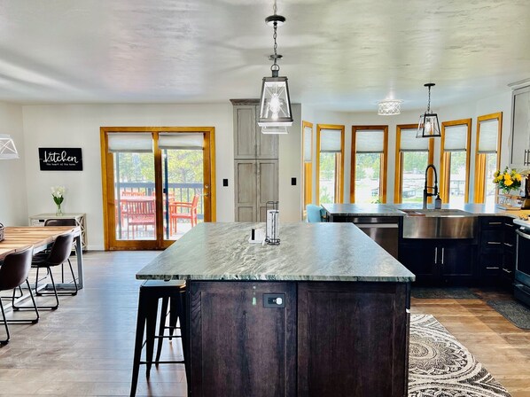 Frigorífico, microondas, horno y lavavajillas