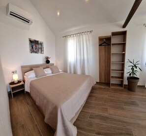 3 slaapkamers, een strijkplank/strijkijzer, internet, beddengoed