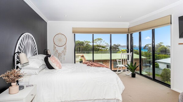 4 bedrooms, desk, iron/ironing board, free WiFi
