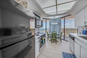 Kylskåp, mikrovågsugn, ugn och spishäll