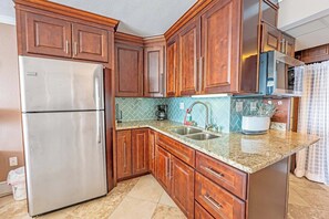 Refrigerador, microondas, cafetera/tetera