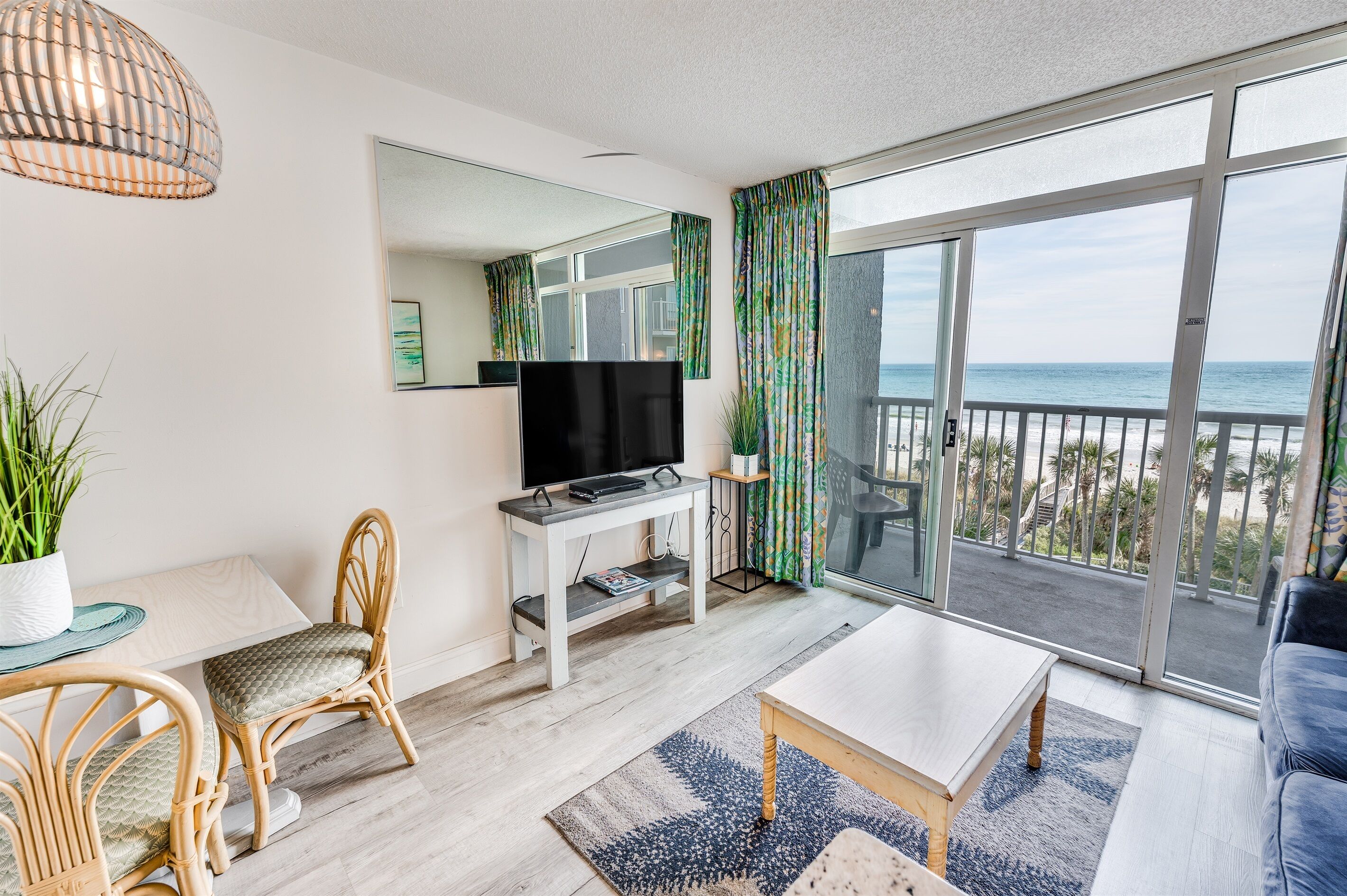 Living Room with Stunning Views🌊☀️