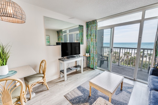 Living Room with Stunning Views🌊☀️