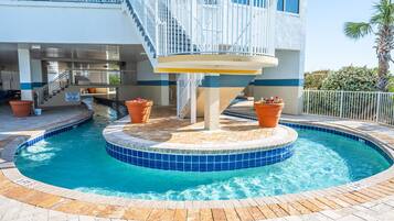 Alberca techada y alberca climatizada