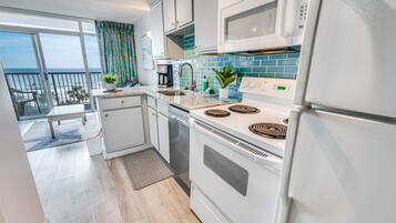 Refrigerador, microondas, horno y parrilla de estufa