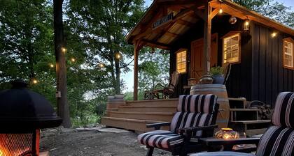 THE GRAPE ESCAPE - OFF GRID CABIN - Wine Trail & Lake View - Pet Friendly!