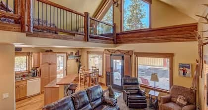 Pristine 4 seasons cabin with 9 beds & hot tub