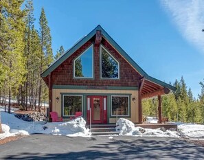 Exterior - Pristine 4 seasons cabin with 9 beds & hot tub (Crescent lake)