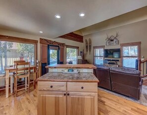 TV connectée, lecteur de DVD, livres