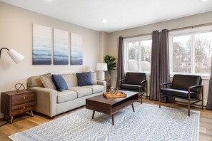 TV - Large Apt | Downtown | AC | Beach | Shops | Walk | (Traverse City)