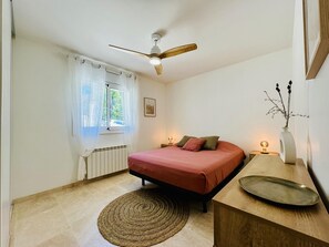 4 bedrooms, iron/ironing board, Internet, bed sheets
