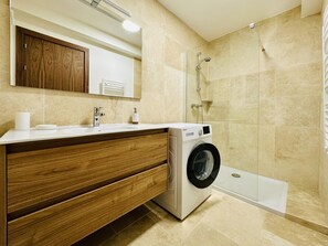 Shower, hair dryer, towels