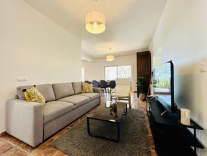 Tv och ett bordtennisbord