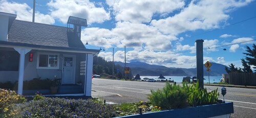 The Shoreline Inn & Suites - Oceanview - across from ocean, beach, & Battle Rock