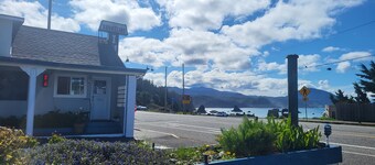 The Shoreline Inn & Suites - Oceanview - across from ocean, beach, & Battle Rock