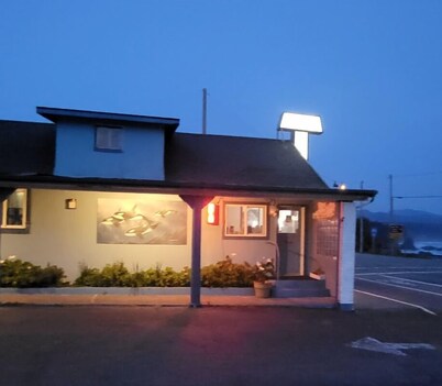 The Shoreline Inn & Suites - Oceanview - across from ocean, beach, & Battle Rock