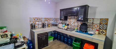Geladeira, micro-ondas, cafeteira/chaleira, torradeira