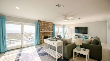 Tv, pejs, bøger, kontorer