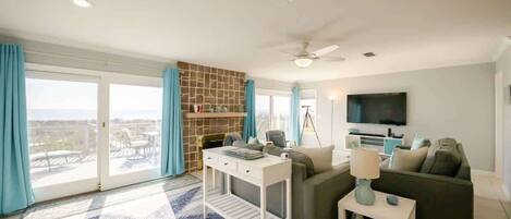 Télévision, cheminée, livres, espaces bureaux