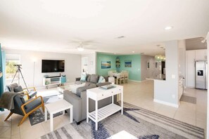 Télévision, cheminée, espaces bureaux