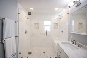 Badewanne, Haartrockner, Shampoo