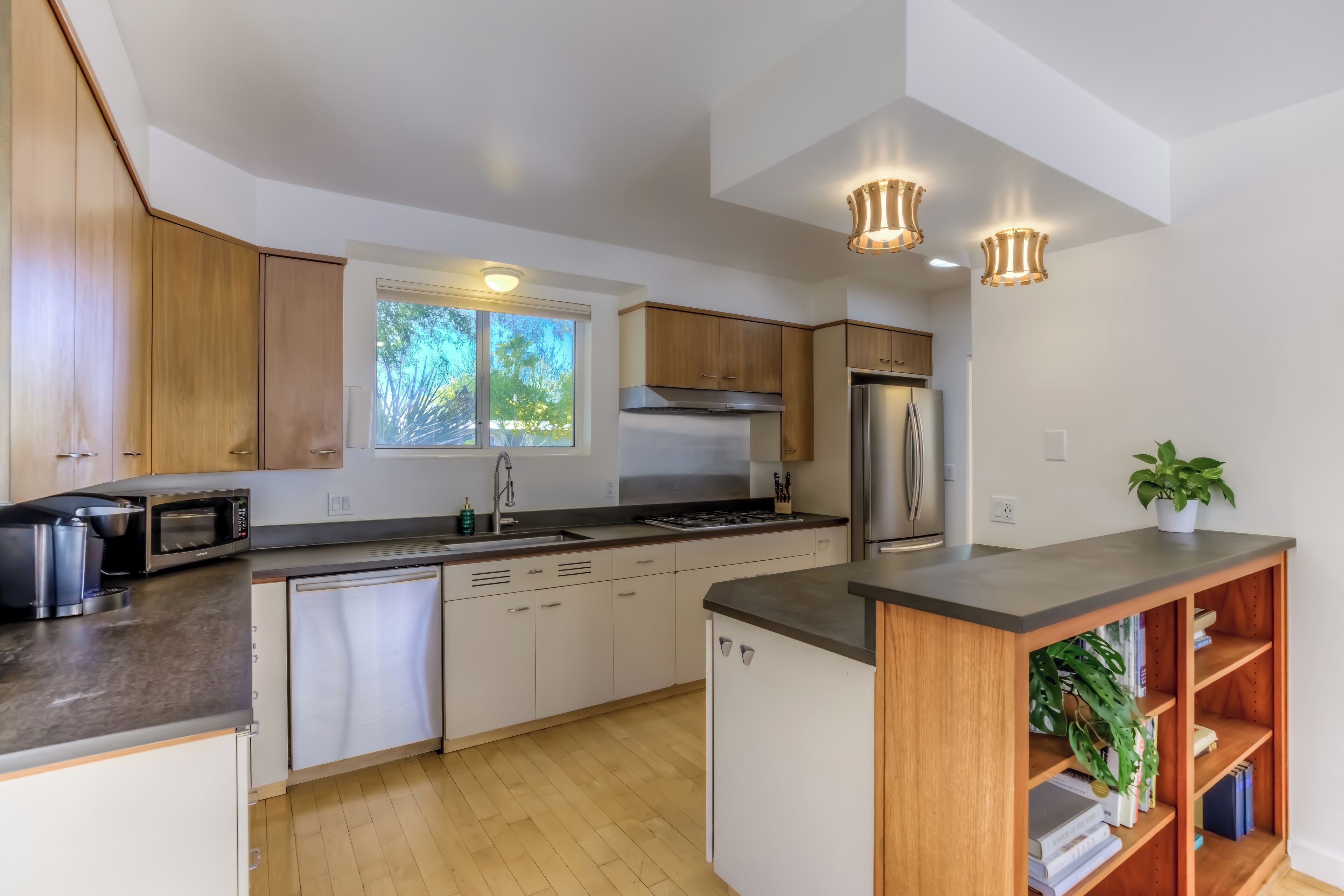 Frigorífico, microondas, horno y placa de cocina