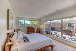 5 habitaciones, escritorio y tabla de planchar con plancha 
