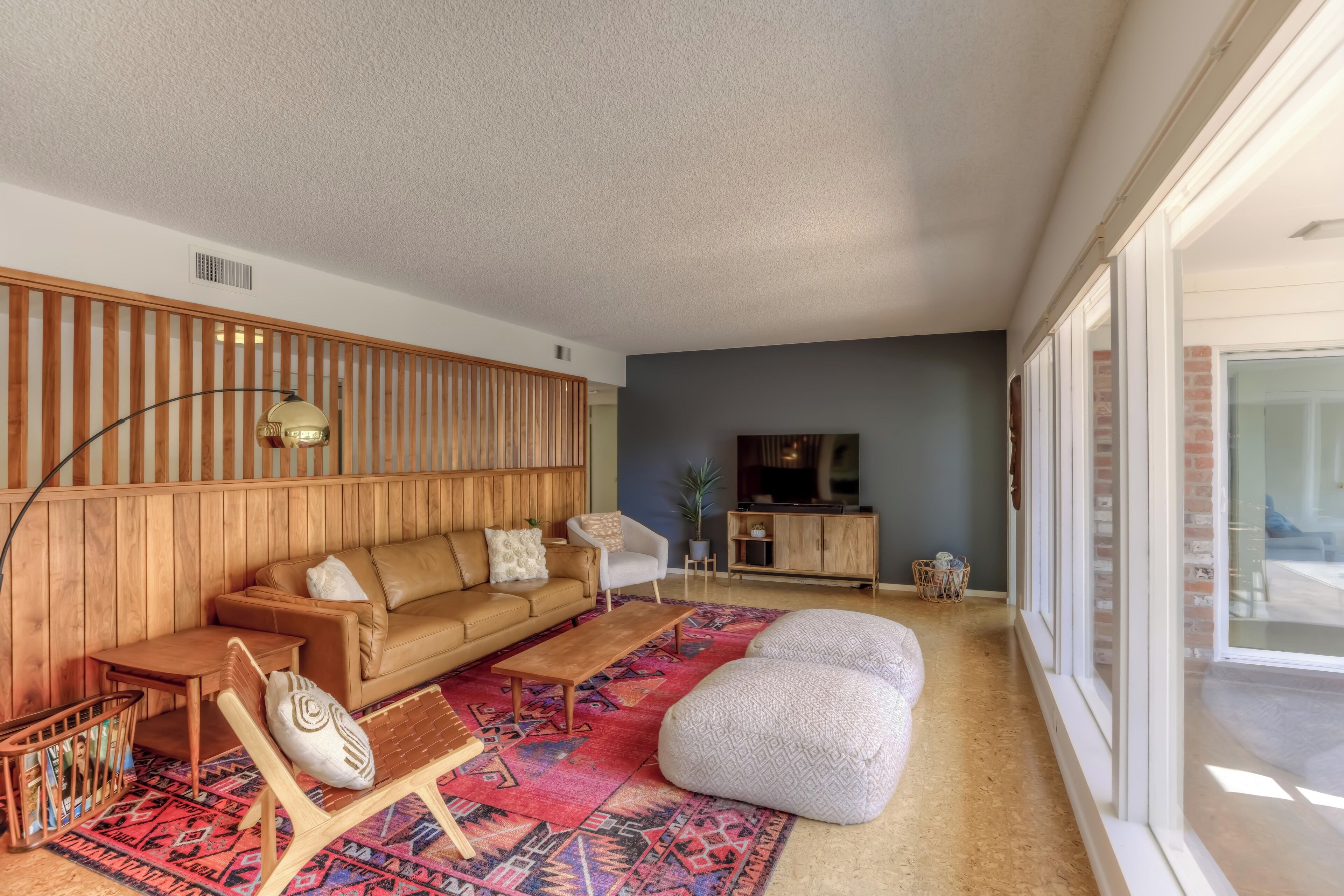 Smart TV, fireplace, books, music library