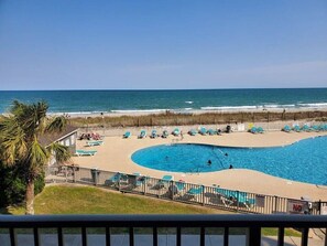Una piscina techada, una piscina al aire libre