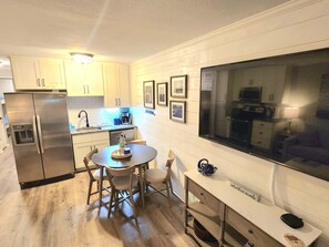 Fridge, microwave, oven, stovetop - Surfs Up   (Myrtle Beach)