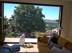 スマートテレビ、DVD プレーヤー、書庫、PC モニター