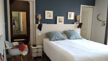 3 bedrooms, desk, iron/ironing board, travel crib