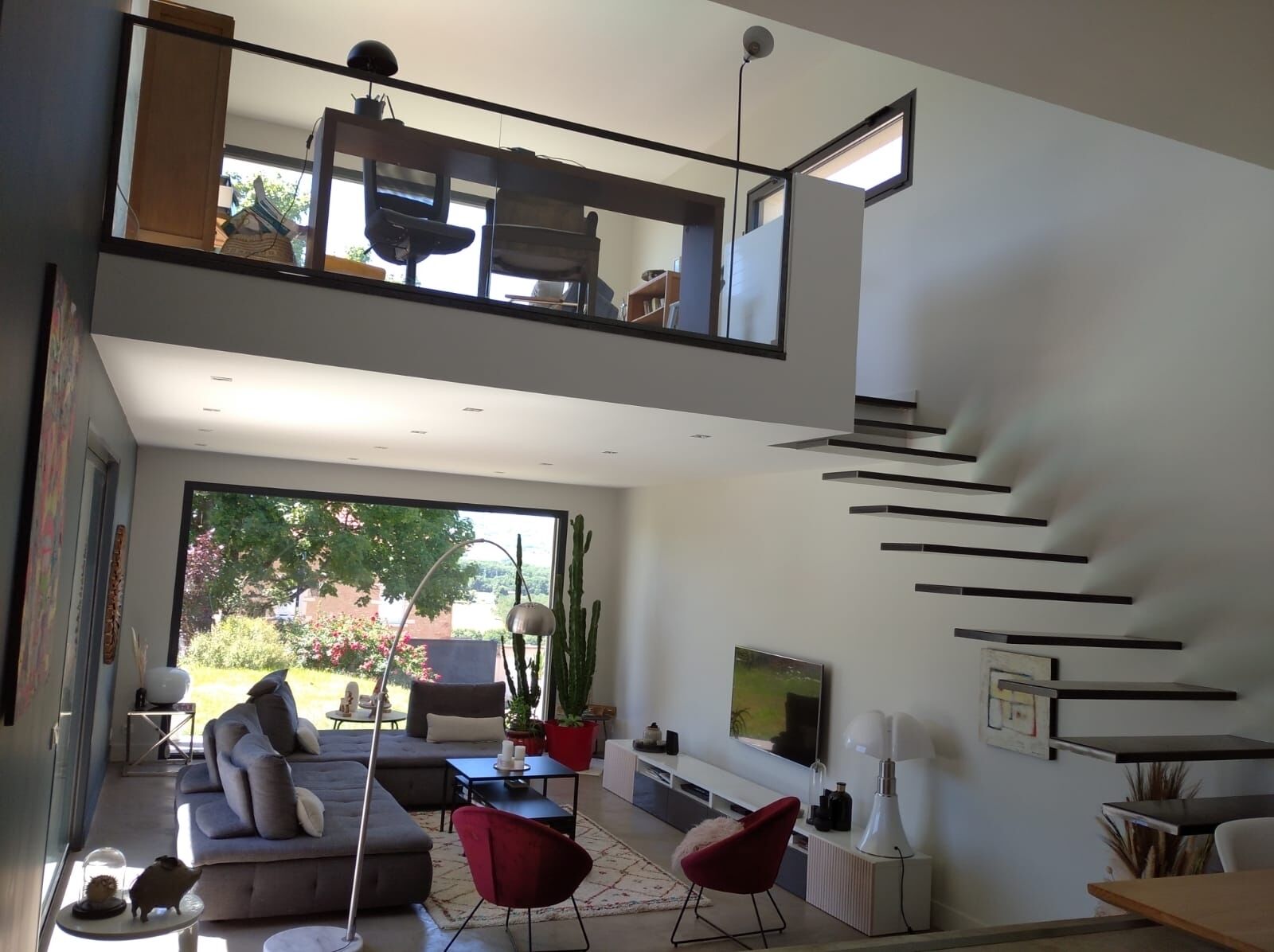 Älytelevisio, DVD-soitin, kirjoja, tietokoneen näyttö