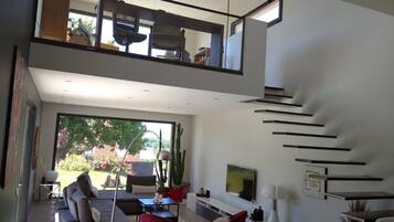 Smart-tv, dvd-spelare, böcker och datorskÀrmar