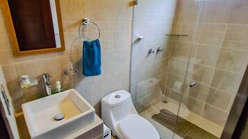 Douche, serviettes fournies, savon, papier toilette