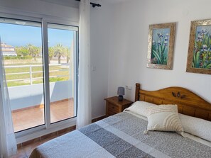 2 chambres, fer et planche à repasser, Wi-Fi gratuit, draps fournis