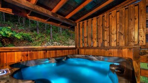 Outdoor spa tub - Couples Cabin - Private Hot Tub - 1 Mile to Parkway (Pigeon Forge)