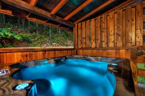 Tina de hidromasaje al aire libre