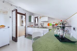 Kühlschrank, Wasserkocher mit Kaffee-/Teezubehör, Toaster