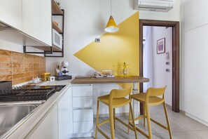 Kühlschrank, Mikrowelle, Herdplatte, Wasserkocher mit Kaffee-/Teezubehör