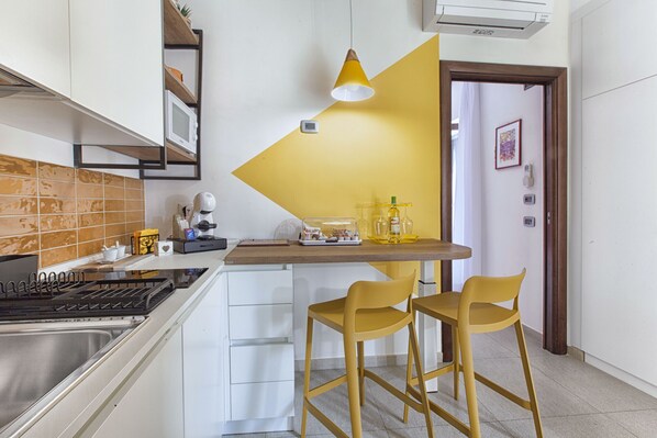 Fridge, microwave, stovetop, coffee/tea maker - Casa Cristina: yellow apartment (Sorrento)
