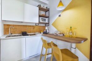 Fridge, microwave, coffee/tea maker, electric kettle