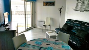 Una habitación moderna con una cama, un escritorio, una silla y una mesa.