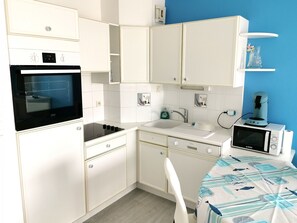 Frigorífico, microondas, horno y placa de cocina