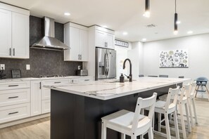 Réfrigérateur, micro-ondes, four, lave-vaisselle