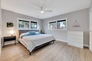 4 Schlafzimmer, Schreibtisch, Bügeleisen/Bügelbrett, Reisekinderbett
