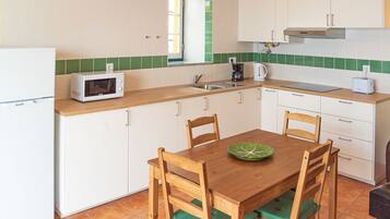 Frigorífico, microondas, cafetera o tetera y hervidor eléctrico